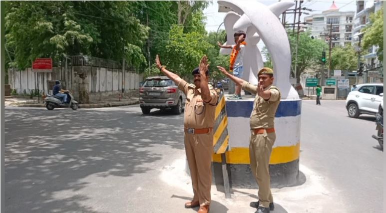 कानपुर 8 साल के बच्चे ने संभाली यातायात व्यवस्था एसीपी कर्नलगंज से पुलिस भर्ती की इच्छा जाहिर की थी वीआईपी रोड पर 2 घंटे तक संभाला यातायात