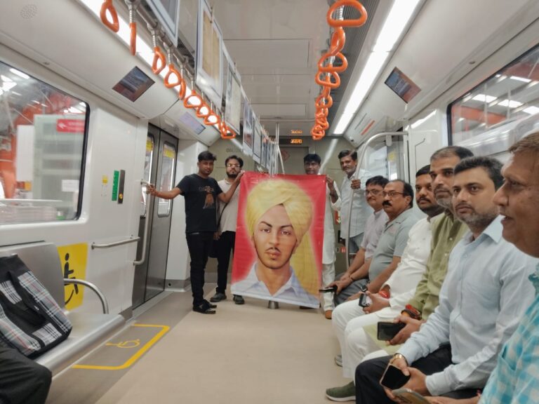 कानपुर:भगत सिंह की जयंती पर मेट्रो में राष्ट्रभक्त राइड