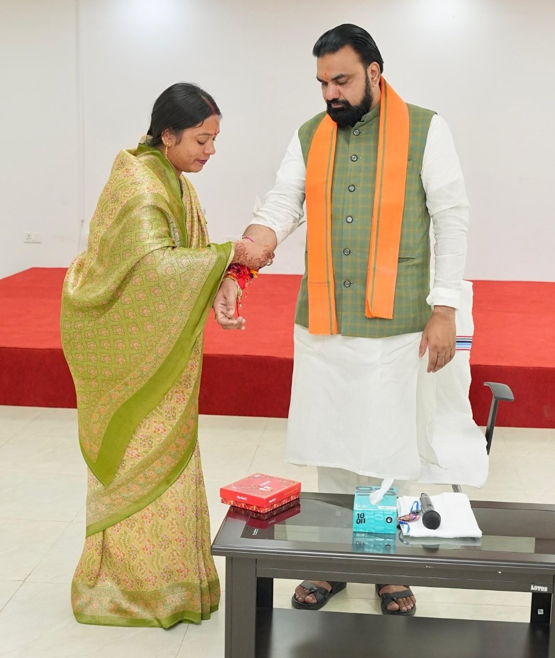 saran-chhapra-mla-tied-rakhi-t