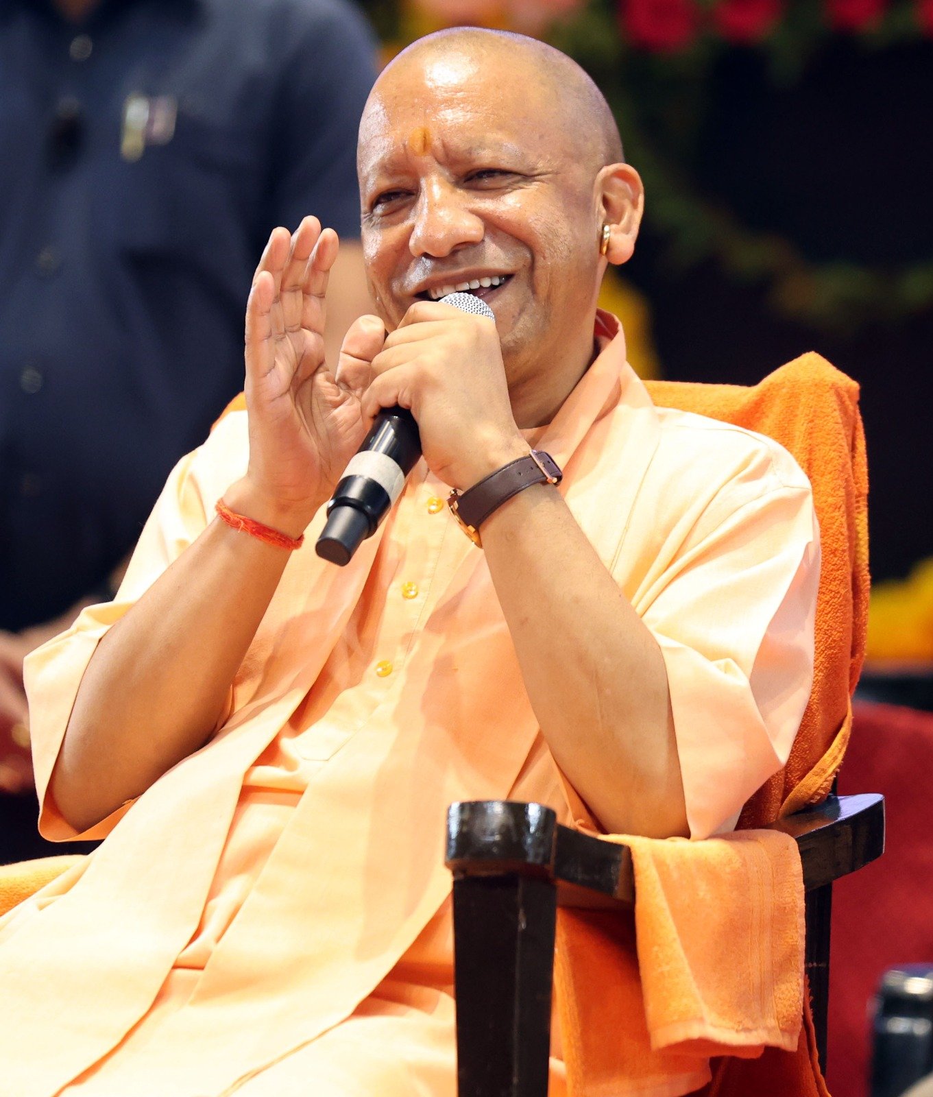 chief-minister-yogi-to-gift-de