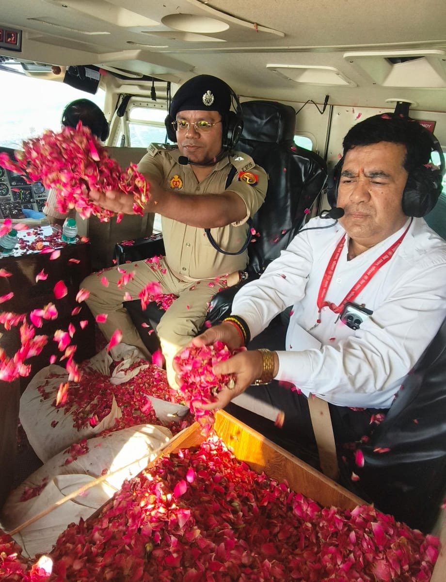 एडीएम (एलए) अवनीश सिंह ने आकाश से की शिवभक्त कावंड़ियों पर पुष्प वर्षा