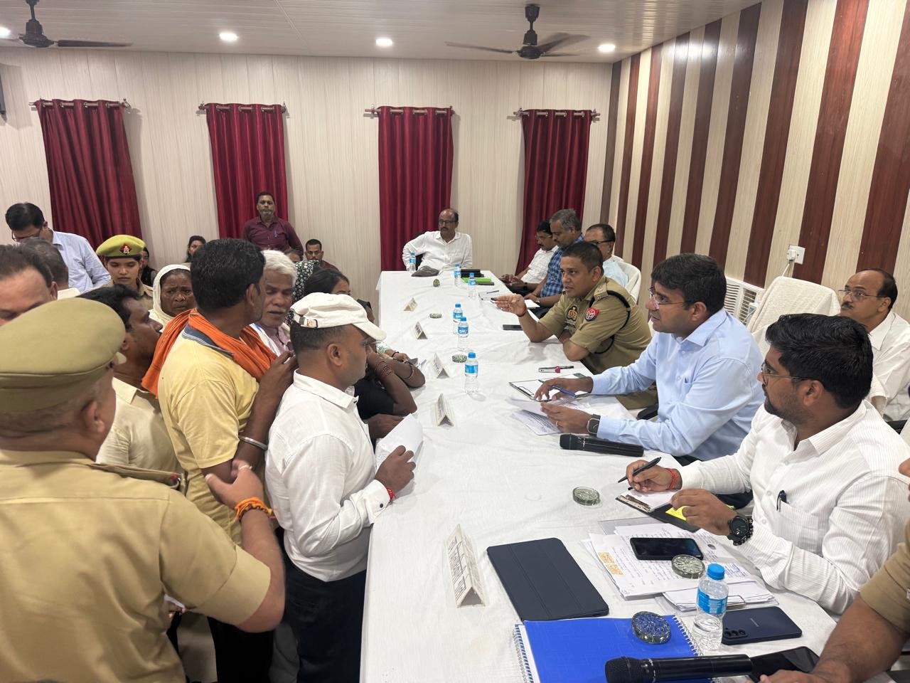 tahsheel-diwas-officers-listen-problem